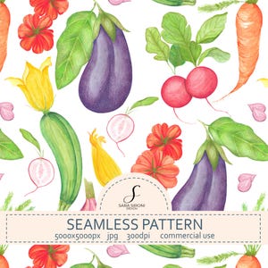 Può includere: Un motivo continuo con illustrazioni ad acquerello di melanzane viola, carote arancioni, ravanelli rossi, pomodori rossi e fiori di zucca gialli su sfondo bianco. L'immagine include il testo SARA SIRONI DESIGN SEAMLESS PATTERN.