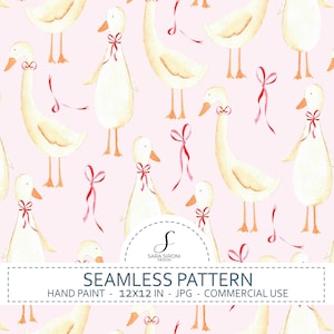 Può includere: Un motivo continuo con illustrazioni ad acquerello di oche bianche con becchi e zampe arancioni, ognuna con un fiocco rosso intorno al collo, su uno sfondo rosa chiaro con nastri rossi fluttuanti e il testo SARA SIRONI DESIGN.