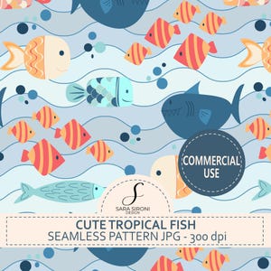 Può includere: Un motivo senza cuciture con pesci dei cartoni animati in arancione, blu e crema, su uno sfondo blu ondulato. Il design include il testo "CUTE TROPICAL FISH SEAMLESS PATTERN JPG - 300 dpi".