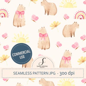 Può includere: Motivo senza cuciture ad acquerello con capibara con fiocchi rosa, farfalle, fiori gialli, arcobaleni e soli su sfondo crema. Il motivo include il testo "COMMERCIAL USE" e "SEAMLESS PATTERN JPG - 300 dpi".