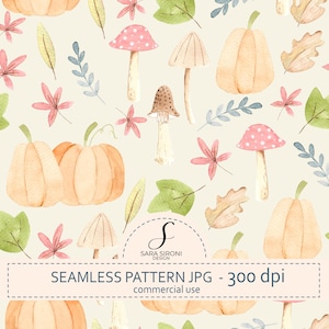 Può includere: Un motivo senza giunture con illustrazioni ad acquerello di zucche arancioni, vari funghi e foglie autunnali in tonalità di verde, rosa e marrone su sfondo crema. Il testo SARA SIRONI DESIGN SEAMLESS PATTERN JPG - 300 dpi è visibile.