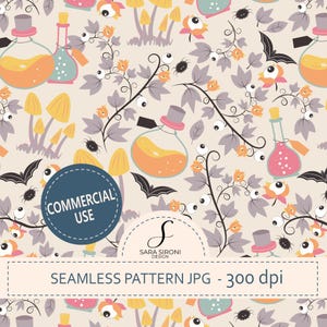 Può includere: Motivo senza cuciture con illustrazioni di fiale di pozioni, funghi, pipistrelli ed elementi floreali in arancione, rosa e grigio su sfondo crema. Il design include il testo "COMMERCIAL USE" e "SEAMLESS PATTERN JPG - 300 dpi".