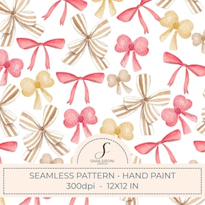 Può includere: Un motivo senza cuciture con fiocchi dipinti a mano in tonalità rosa, oro e strisce marroni su sfondo bianco. L'immagine include un logo circolare con il testo SARA SIRONI DESIGN e un'etichetta rettangolare che indica SEAMLESS PATTERN - HAND PAINT 300dpi - 30,48X30,48 CM.