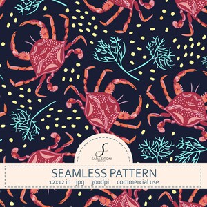 Può includere: Un motivo continuo con granchi rossi e alghe azzurre su sfondo blu scuro con puntini gialli. Un'etichetta bianca in basso riporta il testo SARA SIRONI DESIGN, SEAMLESS PATTERN, 12x12 in, jpg, 300dpi, commercial use.