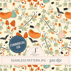 Può includere: Un motivo continuo con boccette di pozione arancioni, funghi, pipistrelli neri, piccoli ragni e fiori con bulbi oculari su sfondo crema. Testo: COMMERCIAL USE, SARA SIRONI DESIGN, SEAMLESS PATTERN JPG - 300 dpi.