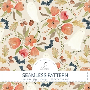 Può includere: Un motivo senza cuciture con illustrazioni ad acquerello di fantasmi bianchi, pipistrelli blu scuro, fiori arancioni e ghiande marroni su sfondo beige chiaro. Il design include il testo SARA SIRONI DESIGN, SEAMLESS PATTERN, 12x12 in, jpg, 300dpi, commercial use.