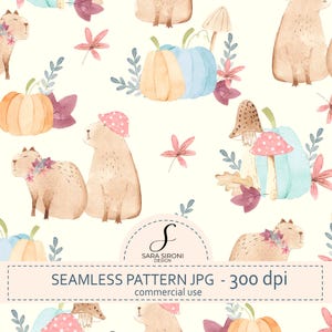 Può includere: Un motivo senza cuciture con illustrazioni ad acquerello di capibara, zucche arancioni e blu, funghi e foglie autunnali su sfondo color crema. Il testo recita SARA SIRONI DESIGN SEAMLESS PATTERN JPG - 300 dpi commercial use.