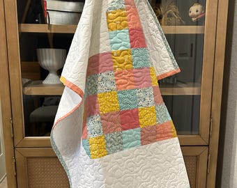 Handgemaakte babyquilt met hartpatroon, roze koraalgele patchwork, katoenen wiegdeken, gratis gewatteerde beer, babyshowercadeau, uniek