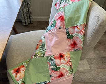 Handgemaakte tropische hibiscusdeken, roze saliegroen patchwork, katoenen schootdeken, tropisch bloemendecor, Hawaiiaanse stijl