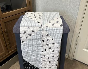 Handgemaakte windmolen babyquilt, zwart-witte bosprint, sterren hertenbeer, katoenen wiegdeken, moderne kinderkamer, uniek cadeau