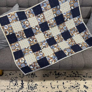 Manta para cuna de bebé con diseño de cachorro: Manta de algodón azul marino, marrón y crema para cuna. imagen 4