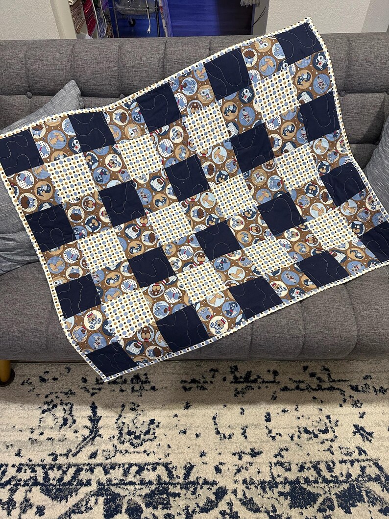 Manta para cuna de bebé con diseño de cachorro: Manta de algodón azul marino, marrón y crema para cuna. imagen 4