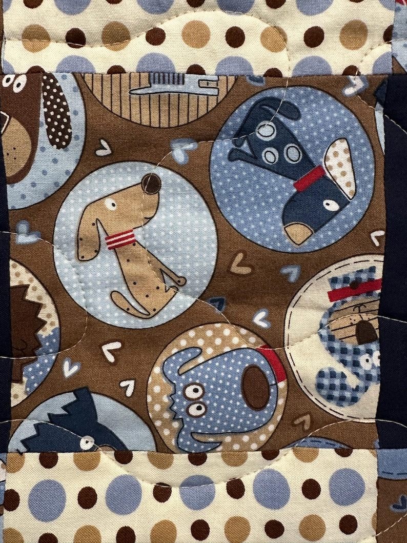 Manta para cuna de bebé con diseño de cachorro: Manta de algodón azul marino, marrón y crema para cuna. imagen 2