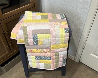 Handgemaakte babyquilt blokhut, gele salie roze pastel katoenen wiegdeken, modern patchwork, babyshowercadeau, uniek