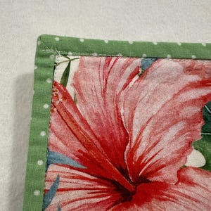 Tropische Hibiskus-Wurfdecke: Rosa salbeigrüne Baumwolldecke, 46.5x35 Bild 9