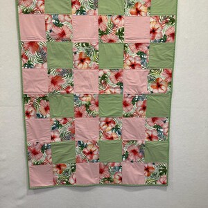 Tropische Hibiskus-Wurfdecke: Rosa salbeigrüne Baumwolldecke, 46.5x35 Bild 4