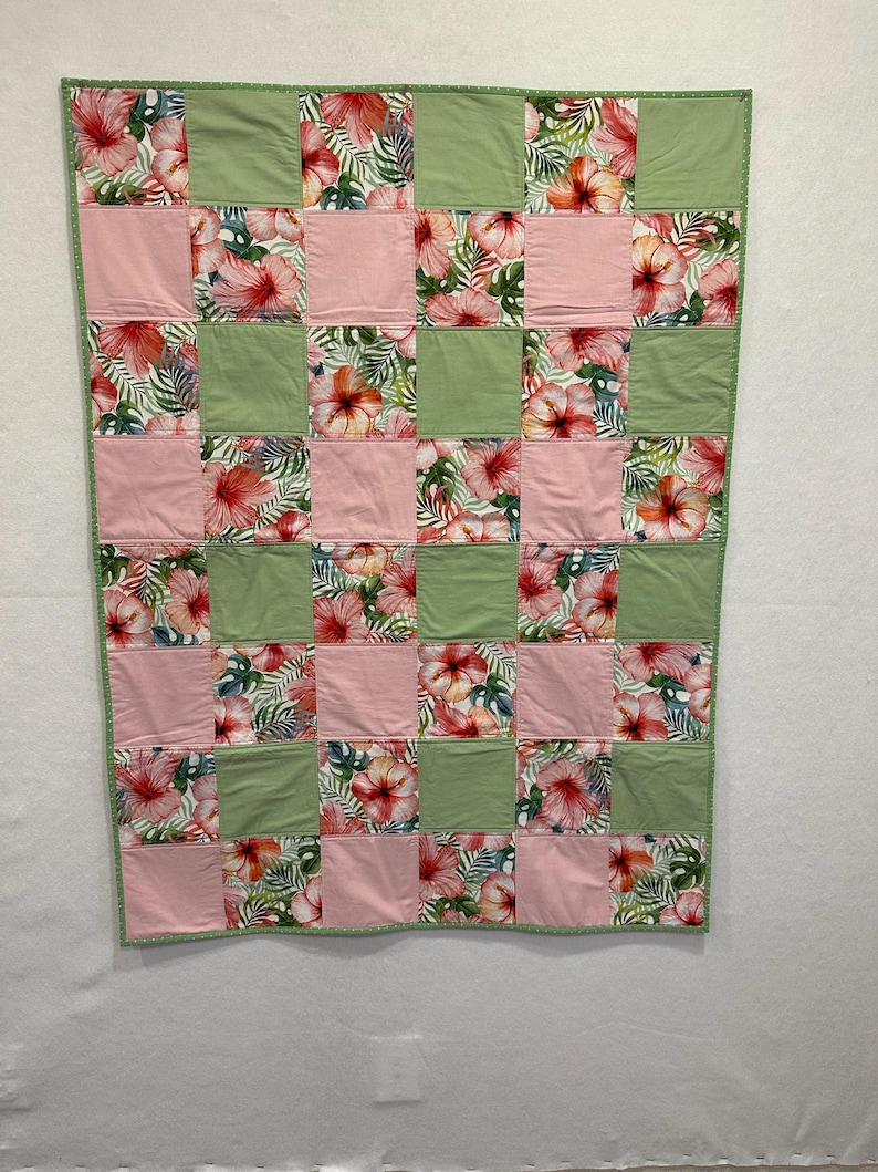 Tropische Hibiskus-Wurfdecke: Rosa salbeigrüne Baumwolldecke, 46.5x35 Bild 4