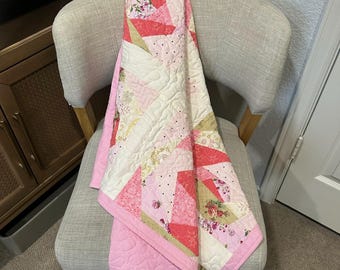 Handgemaakte rozenblok babyquilt, roze koraal bloemen patchwork, katoenen wiegdeken, gratis gewatteerde beer, babykamer voor meisjes, uniek