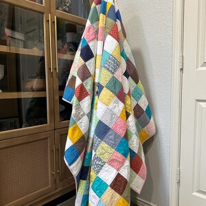 Handgemaakte scrappy patchwork-quilt, extra grote veelkleurige katoenen plaid, moderne regenboogdeken, uniek erfstuk