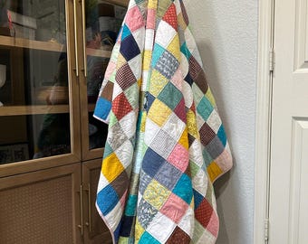 Handgemaakte scrappy patchwork-quilt, extra grote veelkleurige katoenen plaid, moderne regenboogdeken, uniek erfstuk
