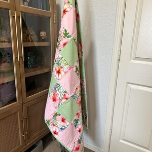 Tropische Hibiskus-Wurfdecke: Rosa salbeigrüne Baumwolldecke, 46.5x35 Bild 2