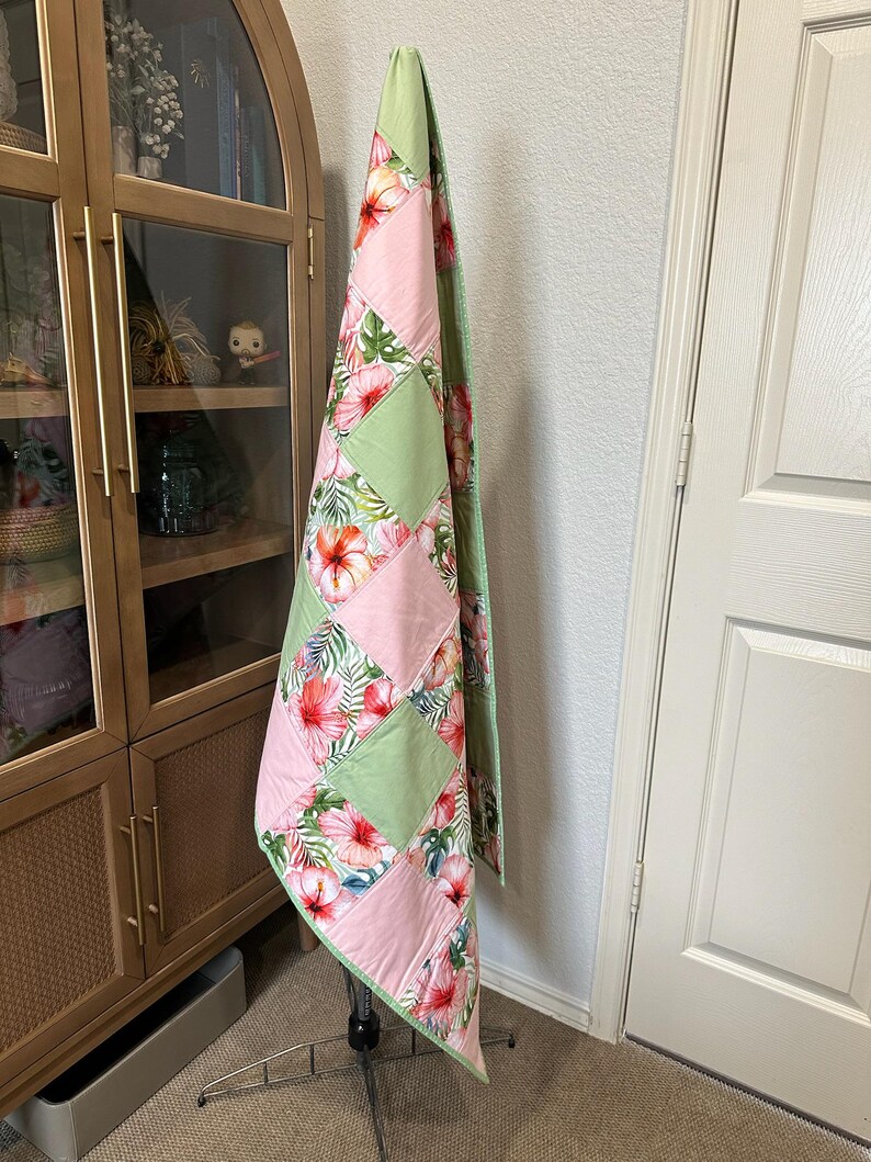 Tropische Hibiskus-Wurfdecke: Rosa salbeigrüne Baumwolldecke, 46.5x35 Bild 2