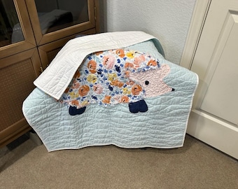 Handgemaakte babyquilt egel, stoffige blauwe aquarel bloemen stoffen, katoenen wiegdeken, bosrijke kinderkamer, babyshower, uniek