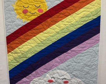 Handgemaakte Rainbow Sun Cloud babyquilt, lachende Sun Cloud stoffen, pastel regenboogstrepen, katoenen wiegdeken, cadeau kinderkamer