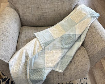 Handgemaakte zachtblauwe baby Winnie de Pooh-quilt, pastelblauw crème katoenen wiegdeken, moderne patchwork jongenskamer, uniek