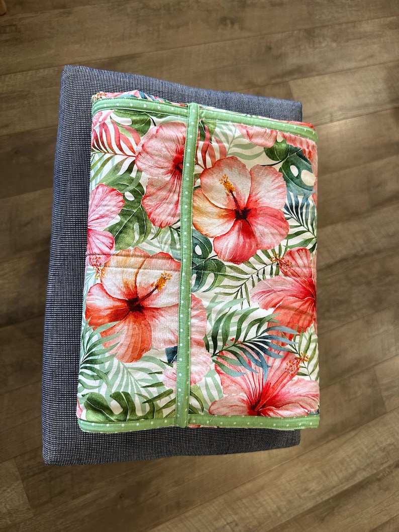 Tropische Hibiskus-Wurfdecke: Rosa salbeigrüne Baumwolldecke, 46.5x35 Bild 7