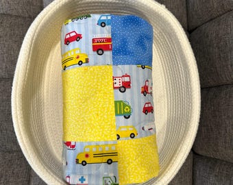 Handgemaakte transportquilt voor peuters, schoolbus brandweerwagen ambulance, geelblauwe katoenen patchwork plaid, deken jongens meisjes slaapkamer