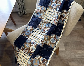 Handgemaakte puppy babyquilt, marinebruin crème katoenen wiegdeken, schattige honden kwekerij patchwork, babyshower cadeau, uniek