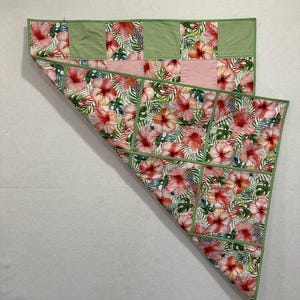 Tropische Hibiskus-Wurfdecke: Rosa salbeigrüne Baumwolldecke, 46.5x35 Bild 10