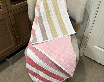 Handgemaakte gestreepte babyquilt, salieroze crème omkeerbaar katoen, gratis gewatteerde beer, moderne kinderkamer, babyshowercadeau, uniek