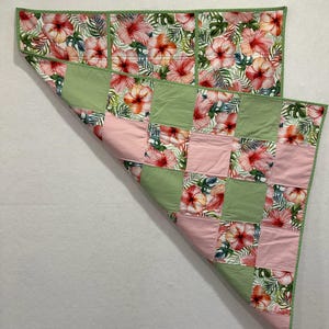 Tropische Hibiskus-Wurfdecke: Rosa salbeigrüne Baumwolldecke, 46.5x35 Bild 8