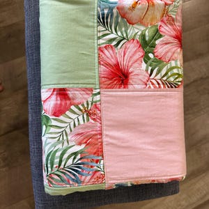 Tropische Hibiskus-Wurfdecke: Rosa salbeigrüne Baumwolldecke, 46.5x35 Bild 6