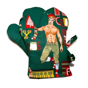 Peut inclure: Manchon de four vert sur le thème de Noël avec un homme torse nu portant un bonnet de Père Noël et des chaussettes rayées rouges et blanches. Le manchon porte les mots "Holly" et "Merry Christmas" imprimés dessus.