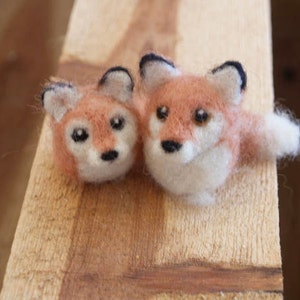 Two Little Foxes Needle Felting Kit image 2