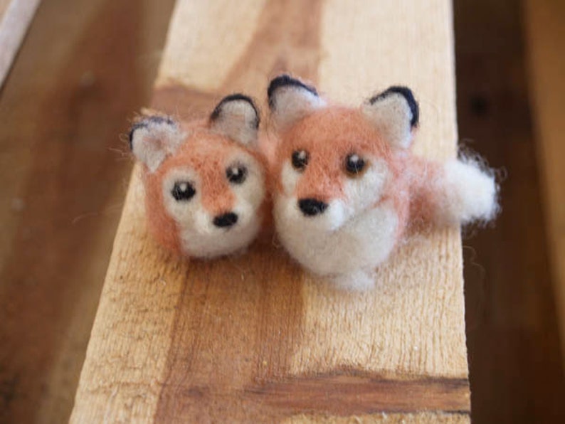 Two Little Foxes Needle Felting Kit image 2