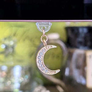 Mond Kindle Charm, Halbmond Staub Stecker, himmlischen Charm, Kristall Mond Charm, Gold Mond Handy Charm, USB-C Charm