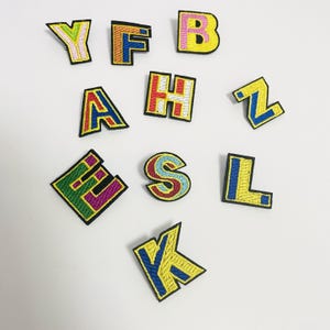 Broche de letras bordadas multicoloridas, broche bordado personalizado com letras de nome faça você mesmo, casaco, chapéu, bolsa, decoração de chapéu de formatura