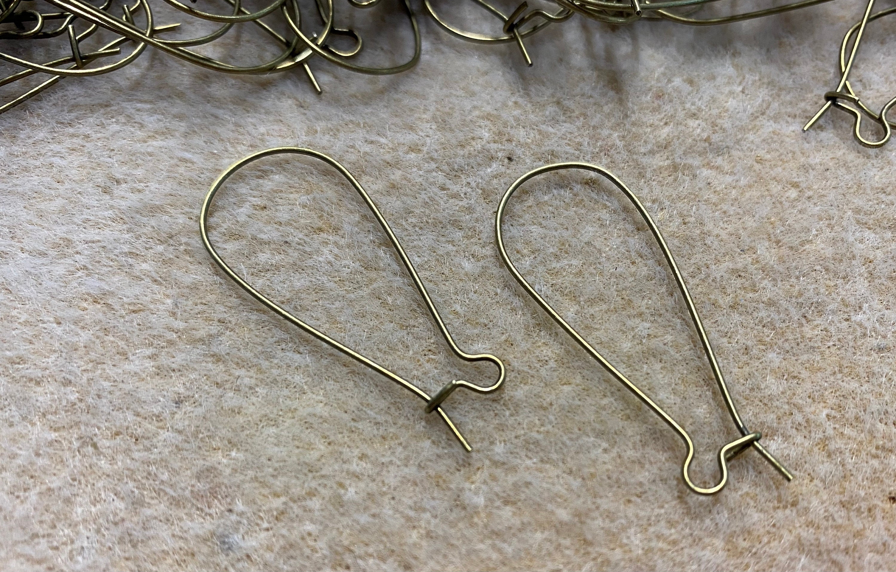 Ear Wires - Kidney 1 | Wire jewelry patterns, Kidney wire earrings, Wire  work jewelry