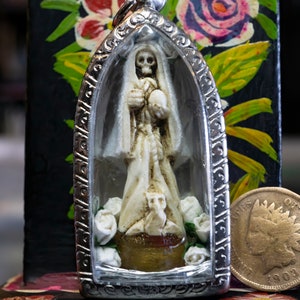 Santa Muerte Huesa/Amuleto cargado con túnica de hueso imagen 1