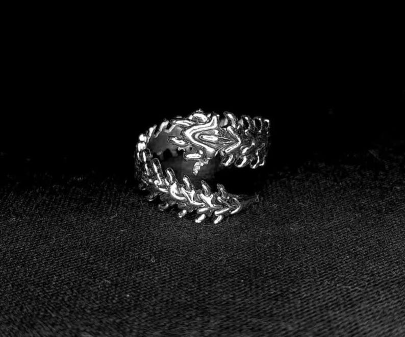 Tokyo Ghoul Inspired Ring – Y2K Anime Jewelry, Dark Cosplay Band, Collectible Gift for Anime Fans & Cosplayers bild 2