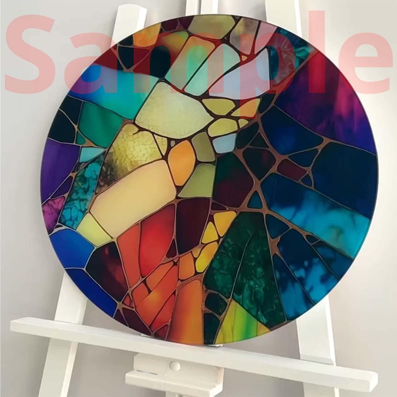 Op de afbeelding: Een rond, kleurrijk kunstwerk met een glas-in-lood effect. Het stuk toont een moza&iuml;ek van geometrische vormen in tinten rood, oranje, geel, groen, blauw en paars, met bruine contouren. Het woord "Sample" is zichtbaar in roze.