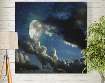 Puede incluir: Una pintura digital de un cielo nocturno con una luna grande y brillante y nubes blancas esponjosas. El cielo está lleno de estrellas brillantes.