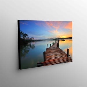 Sonnenaufgang Wand Kunst Leinwand, Sonnenaufgang Seaside Pier Wand Kunst Leinwand, Gelassenes Dock unter der Sonne Leinwand Wandkunst, friedlicher Sonnenaufgang am See