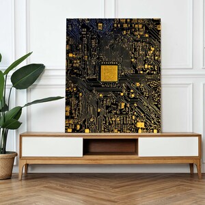 Op de afbeelding: Een zwart-gouden canvasprint met een close-up van een printplaat met ingewikkelde bedrading en een centrale processor.