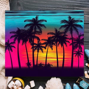 K&ouml;nnte beinhalten: Eine lebendige tropische Szene mit Palmen-Silhouetten vor einem farbenfrohen Sonnenuntergang. Der Himmel wechselt von Blau zu Rosa und Orange und bildet einen auff&auml;lligen Kontrast zu den dunklen Palmen. Das Kunstwerk weckt ein Gef&uuml;hl von W&auml;rme und Entspannung.