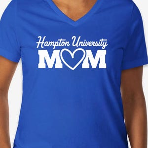 Hampton Universität Mom T-Shirt - V-Ausschnitt